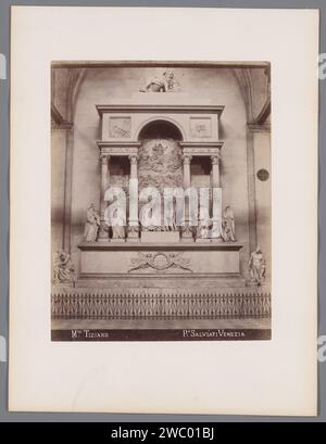 Monument funéraire pour le Titien dans la Santa Maria Gloriosa dei Frari à Venise, Paolo Salviati, d'après Luigi Zandomeneghi, 1860 - 1870 photographie papier de Venise. Gravure d'albumine en carton tombe-bâtiment, tombe monumentale Basilique de Santa Maria Gloriosa dei Frari Banque D'Images