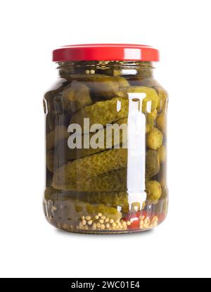 Cornichons, cornichons marinés dans un bocal en verre. Petits cornichons, concombres, pasteurisés et conservés en saumure de vinaigre, sel, graines de moutarde et piments. Banque D'Images