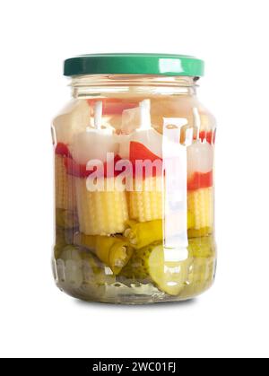 Brochettes de fête, avec des légumes marinés, dans un bocal en verre, avec bouchon à vis. Légumes marinés sur des brochettes en plastique. Oignons perlés, poivrons, maïs bébé, cornichons. Banque D'Images