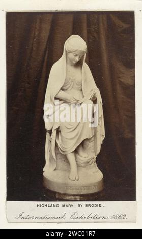 Sculpture de Mary Campbell (connue sous le nom de Highland Mary), de William Brodie, à l'exposition internationale de 1862, William England (attribué à), d'après William Brodie, 1862 Photographie. Carte visite London Cardboard. Sculpture imprimée papier albumen Londres Banque D'Images