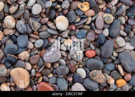 Mouillez Pebbles sur une plage. Morayshire, Écosse Banque D'Images