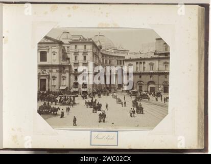 Piazza S. Ferdinando à la galerie Umberto I et au Théâtre San Carlo à Naples, Anonyme, c. 1880 - c. 1920 photographie partie de l'album avec 191 photos d'un voyage à travers l'Afrique du Sud. Papier Naples. support photographique albumen print carré, lieu, cirque, etc (+ city(-scape) avec chiffres, staffage). Théâtre (bâtiment) Naples Banque D'Images