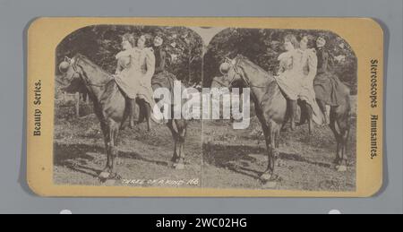 Trois femmes ensemble assis sur un cheval, Anonymous, 1885 - 1920 stéréographie. Impression photomécanique États-Unis d'Amérique carton. support photographique collotype adolescent, jeune femme, jeune fille. cheval Banque D'Images