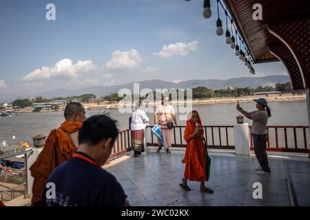 Chiang Saen, Chiang Rai, Thaïlande. 9 janvier 2024. Les touristes locaux et les moines se promènent au Triangle d'Or à Chiang Saen. (Image de crédit : © Guillaume Payen/SOPA Images via ZUMA Press Wire) USAGE ÉDITORIAL SEULEMENT! Non destiné à UN USAGE commercial ! Banque D'Images