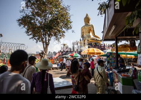 Chiang Saen, Chiang Rai, Thaïlande. 9 janvier 2024. Les touristes locaux marchent vers la statue du Bouddha du Triangle d'Or à Chiang Saen. (Image de crédit : © Guillaume Payen/SOPA Images via ZUMA Press Wire) USAGE ÉDITORIAL SEULEMENT! Non destiné à UN USAGE commercial ! Banque D'Images