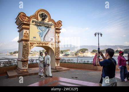 Chiang Saen, Chiang Rai, Thaïlande. 9 janvier 2024. Une vue de la porte ''Triangle d'Or'' à Chiang Saen, représentant les frontières des trois pays, le Myanmar, la Thaïlande et le Laos comme un couple marié prend des photos. (Image de crédit : © Guillaume Payen/SOPA Images via ZUMA Press Wire) USAGE ÉDITORIAL SEULEMENT! Non destiné à UN USAGE commercial ! Banque D'Images