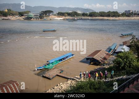 Chiang Saen, Chiang Rai, Thaïlande. 9 janvier 2024. Les touristes locaux marchent vers un bateau pour aller du côté Laos au Triangle d'Or à Chiang Saen. (Image de crédit : © Guillaume Payen/SOPA Images via ZUMA Press Wire) USAGE ÉDITORIAL SEULEMENT! Non destiné à UN USAGE commercial ! Banque D'Images