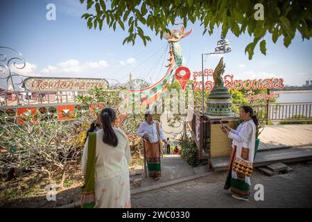 Chiang Saen, Chiang Rai, Thaïlande. 9 janvier 2024. Les touristes locaux parlent et prennent des photos au Triangle d'Or de Chiang Saen. (Image de crédit : © Guillaume Payen/SOPA Images via ZUMA Press Wire) USAGE ÉDITORIAL SEULEMENT! Non destiné à UN USAGE commercial ! Banque D'Images