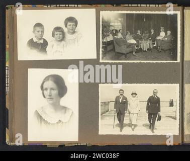 Compagnies et portraits, anonyme, c. 1900 - c. 1925 photographie Magazine Album avec photos de trois enfants et d'une femme. Aussi un groupe dans un salon et trois marchant sur le Pier van Scheveningen. Partie de l'album photo d'une famille néerlandaise inconnue ayant des liens au Suriname et aux Indes orientales néerlandaises (2). Carton néerlandais. support photographique tirage argentique sur gélatine homme adulte. femme adulte. enfant. flâner. jetée, quai, quai Scheveningen Banque D'Images