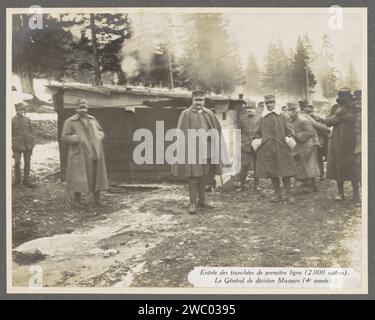 Général Maspero et des hommes italiens à l'entrée d'une tranchée sur le front dans les Dolomites, Henri de Rothschild (attribué à), 1916 photographie photo prise à une hauteur de 2000 mètres. Général de division Maspero de la quatrième armée au milieu. Fait partie de l'album photo Mission médicale H. de Rothschild sur le front italien 1916. Dolomites support photographique gélatine argent print guerre (+ forces terrestres). commandant en chef, général, maréchal Dolomites Banque D'Images