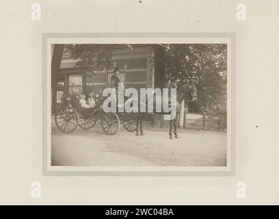 Deux filles dans une voiture décorée avec un coachman tiré par un cheval, Anonyme, 1890 - 1910 photographie papier baryta des pays-Bas. véhicule à quatre roues imprimé argent-gélatine en carton dessiné par un animal. fille (enfant entre tout-petit et jeune) (+ deux personnes) Banque D'Images