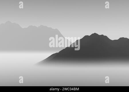 Silhouettes de hautes montagnes dans un épais brouillard. Banque D'Images