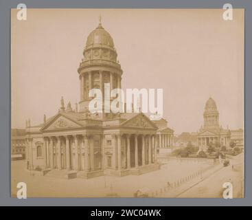 Vue du Gendarmenmarkt à Berlin, Friedrich Albert Schwartz, photographie de 1892 avec le Deutscher Dom au premier plan, en arrière-plan le Französischer Dom, avec le Concertgebouw et la Schillerplatz entre les deux. Berlin papier albumen print église (extérieur) Gendarmenmarkt. Cathédrale allemande. Cathédrale française Banque D'Images