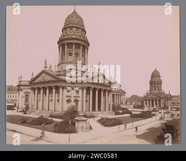 Vue du Gendarmenmarkt à Berlin, Friedrich Albert Schwartz, photographie de 1898 avec le Deutscher Dom au premier plan, en arrière-plan le Französischer Dom, avec le Concertgebouw et la Schillerplatz entre les deux. Berlin papier albumen print église (extérieur) Gendarmenmarkt. Cathédrale allemande. Cathédrale française Banque D'Images