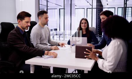 Les directeurs d'entreprise arrivent à la réunion de planification d'équipe Banque D'Images
