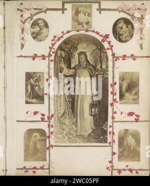 Production photographique de (vraisemblablement) une estampe de Maria Magdalena au pied de la croix, c. 1850 - c. 1870 photographie partie de l'album avec des photos de sites et de paysages en Angleterre et d'art.. Papier anglais. Support photographique impression d'albumen Christ crucifié avec Marie Madeleine, qui pleure et embrasse habituellement la croix Banque D'Images