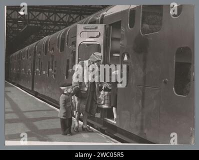 Une femme et deux enfants montent à bord d'un train à deux étages sur la gare de Charing Cross à Londres, R. Palmer, 1949 photographie Charing Cross support photographique train de passagers à tirage argentique en gélatine. mère et enfant(s), femme et enfant(s) (groupe familial) Banque D'Images