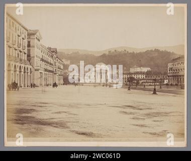 Vue de la Piazza Vittorio Veneto vers la Gran Madre Di Dio à Turin, anonyme, 1851 - 1900 photographie papier Turin. carton blanc imprimé carré, lieu, cirque, etc. logement urbain. église (extérieur) Piazza Vittorio Veneto. Grande mère de Dieu Banque D'Images