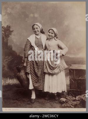 Double portrait de deux jeunes femmes siciliennes inconnues, Giuseppe Incorpora, 1856 - 1914 photographie Palerme papier albumen print adolescent, jeune femme, jeune fille Palerme Banque D'Images