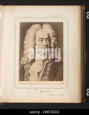 Production photographique d'un portrait peint de Georg Friedrich Handel par Carl Jaeger, Friedrich Bruckmann, d'après Carl Jaeger, photographie de 1870 - 1890. Cabinet photographie cette photo fait partie d'un album. carton. support photographique albumen print image, peinture. portrait du compositeur. personnages historiques Banque D'Images