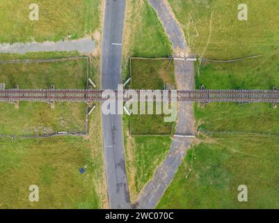 Vue aérienne d'un pont ferroviaire désaffecté traversant une route de campagne à Gundagai en Nouvelle-Galles du Sud, Australie Banque D'Images