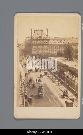 Face de rue de la rue de Rivoli et du jardin des Tuileries, Paris, c. 1865 carte de visite. Photographie carte-de Vision, dite instantanée, avec une première face de rue de la rue de Rivoli à Paris, avec des voitures en mouvement et des gens qui courent. Paris carton. papier albumen print street. Jardins publics, parc rue Rivoli. Jardin des Tuileries Banque D'Images