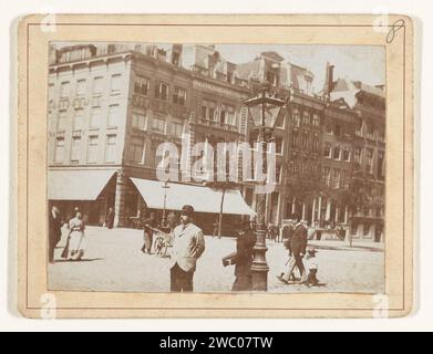 Vue du coin Paleisstraat et du Nieuwezijds Voorburgwal à Amsterdam, v. 1895 - avant 1896 photo vue du coin de Paleisstraat et du Nieuwezijds Voorburgwal à Amsterdam. A l'angle Hôtel Palais Royal. Papier baryta d'Amsterdam. rue en carton. Hôtel, Hostellerie, inn Nieuwezijds Voorburgwal. Paleisstraat Banque D'Images