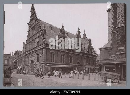 Vue du Vleeshal à Haarlem, Anonyme, c. 1870 - 1913 impression photomécanique papier Haarlem collotype ville-vue en général ; 'veduta'. Hall de marché salle de viande Banque D'Images