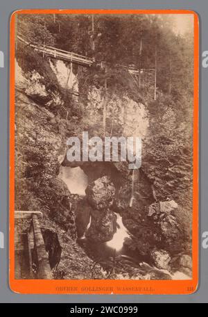 Vue de la cascade Oberer Gollinger en Autriche, Würthle & Spinnhirn, v. 1870 - v. 1890 photographie. Photographie de cabinet Golling sur le support photographique Salzach. Imprimé albumen carton cascade Autriche Banque D'Images