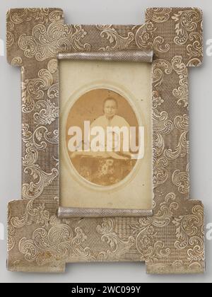 Portrait d'une femme inconnue et d'un bébé couché, anonyme, 1870 - 1900 Photographie. carte de visite. Frame la femme peut être une travailleuse indonésienne de garde d'enfants (alors appelée 'Baboe'). Indes orientales néerlandaises, le métal. verre. papier. baby-sitter imprimé albumine en carton. mère et enfant(s), femme et enfant(s) (groupe familial). Une personne historique anonyme a représenté les Indes orientales néerlandaises, les Banque D'Images