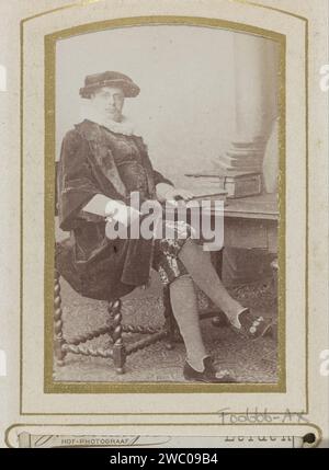 Portrait d'un homme en costume assis à une table, appelé N. Dirkzwager, Jan Goedeljee, 1860 - 1905 Photographie. Carte de visite cette photo fait partie d'un album. Leiden carton. support photographique albumen estampe personnes historiques. costume historique. tableau Banque D'Images