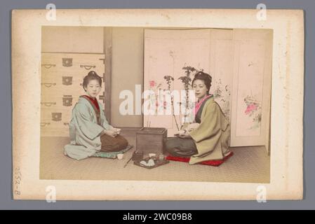 Deux japonaises inconnues pendant le thé, Anonymous, 1860 - 1900 photographie papier Japon. Papier blanc en carton personnes historiques anonymes dépeintes dans un double portrait - BB - femme. Cérémonie du thé Japon Banque D'Images