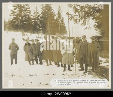 Le général Bobio, le général Maspero et des hommes à l'entrée des tranchées dans la ligne de front dans les Dolomites, vraisemblablement italiens, Henri de Rothschild (attribué à), 1916 photo sur la photo à l'avant Bobio à droite, MASPERO à droite. Fait partie de l'album photo Mission médicale H. de Rothschild sur le front italien 1916. Dolomites support photographique gélatine argent print guerre (+ forces terrestres). tranchées (+ forces terrestres). commandant en chef, général, maréchal Dolomites Banque D'Images