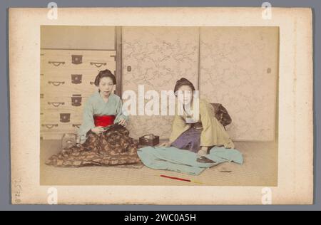 Double portrait de deux japonaises inconnues, anonyme, 1860 - 1900 photographie papier japonais. Papier blanc en carton personnes historiques anonymes dépeintes dans un double portrait - BB - Femme Japon Banque D'Images