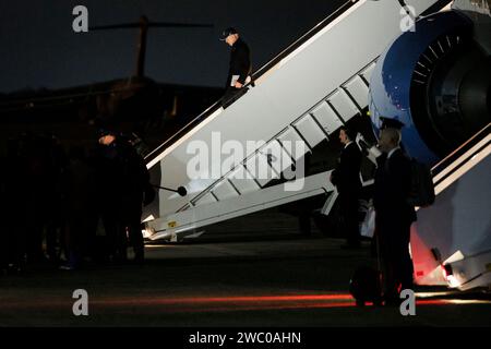 Washington, États-Unis. 12 janvier 2024. Le président AMÉRICAIN Joe Biden débarque de Air Force One à la base conjointe Andrews dans le Maryland, aux États-Unis, le vendredi 12 janvier 2024. Biden a déclaré qu'il croyait que les rebelles houthis basés au Yémen qui ont attaqué la marine marchande de la mer Rouge étaient une organisation terroriste, bien qu'il ne pensait pas que désigner officiellement le groupe comme tel ferait une différence. Photo de Ting Shen/Pool/ABACAPRESS.COM crédit : Abaca Press/Alamy Live News Banque D'Images