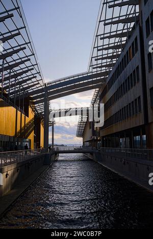 Bâtiments modernes au bord de l'eau à Oslo, Norvège. Banque D'Images