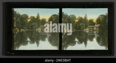 Vue du Hameau de la Reine sur un lac dans le jardin à la française du château de Versailles, Anonyme, 1860 - 1890 photographie Versailles toboggan en verre lac le hameau de la reine Banque D'Images