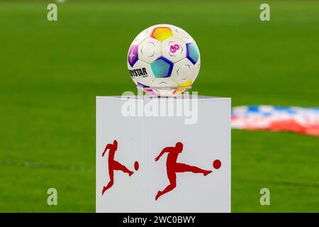 Muenchen, Deutschland. 12 janvier 2024. Ball, Spielball, Bundesliga-ball, Derbystar, FC Bayern Muenchen vs TSG Hoffenheim, Fussball, Bundesliga, 17. Spieltag, saison 2023/24, 12.01.2024, LES RÈGLEMENTS DFL INTERDISENT TOUTE UTILISATION DE PHOTOGRAPHIES COMME SÉQUENCES D'IMAGES, photo : Eibner-Pressefoto/Jenni Maul crédit : dpa/Alamy Live News Banque D'Images