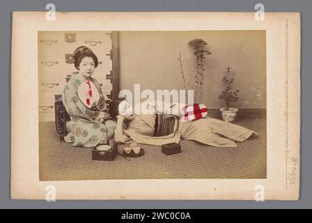 Double portrait de deux jeunes japonaises inconnues dans le thé, Anonymous, 1860 - 1900 photographie Japan paper. Carton albumen print personnes historiques - BB - Femme Japon Banque D'Images