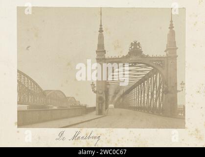 Vue du Willemsbrug à Rotterdam, anonyme, 1880 - 1900 photographie le Willemsbrug a été conçu par C.B. Van der Tak pays-Bas papier albumen print pont dans la ville à travers la rivière, canal, etc Banque D'Images