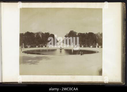 Étang dans la Grande allée du jardin des Tuileries à Paris, Neurdein Frères, c. 1870 - c. 1900 photographie partie d'un album de voyage avec des enregistrements de sites en Inde, Allemagne, Suisse et France. Paris support photographique albumen print jardins publics, parc (+ ville(-paysage) avec figures, personnel). étang, piscine jardin des Tuileries Banque D'Images