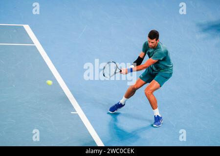 Melbourne, Australie. 13 janvier 2024. Novak Djokovic, de Serbie, participe à une séance d’entraînement avant le tournoi de tennis Open d’Australie 2024, à Melbourne, en Australie, le 13 janvier 2024. Crédit : Hu Jingchen/Xinhua/Alamy Live News Banque D'Images