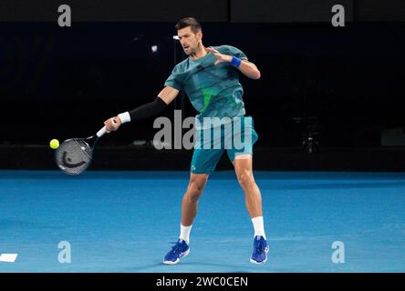 Melbourne, Australie. 13 janvier 2024. Novak Djokovic, de Serbie, participe à une séance d’entraînement avant le tournoi de tennis Open d’Australie 2024, à Melbourne, en Australie, le 13 janvier 2024. Crédit : Hu Jingchen/Xinhua/Alamy Live News Banque D'Images