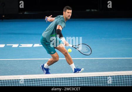 Melbourne, Australie. 13 janvier 2024. Novak Djokovic, de Serbie, participe à une séance d’entraînement avant le tournoi de tennis Open d’Australie 2024, à Melbourne, en Australie, le 13 janvier 2024. Crédit : Hu Jingchen/Xinhua/Alamy Live News Banque D'Images