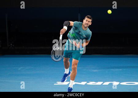 Melbourne, Australie. 13 janvier 2024. Novak Djokovic, de Serbie, participe à une séance d’entraînement avant le tournoi de tennis Open d’Australie 2024, à Melbourne, en Australie, le 13 janvier 2024. Crédit : Hu Jingchen/Xinhua/Alamy Live News Banque D'Images