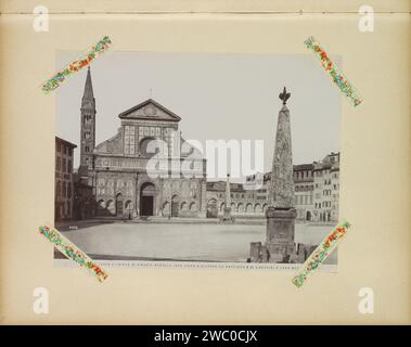 Extérieur de la San Maria Novella à Florence, c. 1860 - c. 1900 photographie partie de l'album photo avec des enregistrements de sites dans les villes italiennes et des œuvres d'art. Florence support photographique albumen print église (extérieur). place, place, cirque, etc (+ city(-scape) avec chiffres, staffage). façade (de maison ou de bâtiment). obélisque, aiguille Santa Maria Novella Banque D'Images