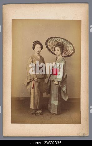 Double portrait de deux japonaises inconnues, anonyme, 1860 - 1900 photographie papier japonais. Papier blanc en carton personnes historiques anonymes dépeintes dans un double portrait - BB - femme. Parasol, parasol Japon Banque D'Images