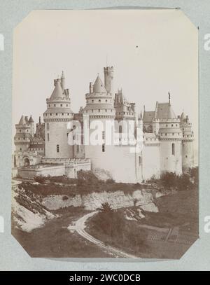 Extérieur du château de Pierrefonds, Anonyme, c. 1880 - c. 1900 photographie partie de l'album photo avec des enregistrements de monuments en France. Pierrefonds support photographique Albumen print château Pierrefonds Banque D'Images