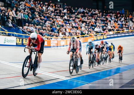 Apeldoorn, pays-Bas. 12 janvier 2024. Photo par Alex Whitehead/SWpix.com - 12/01/2024 - Cyclisme - Championnats d'Europe UEC Track Elite 2024 - Omnisport, Apeldoorn, pays-Bas - course à gratter masculine - Tobias Hansen du Danemark crédit : SWpix/Alamy Live News Banque D'Images