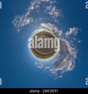 simple planète minuscule sans bâtiments dans le ciel bleu avec de beaux nuages. Transformation du panorama sphérique 360 degrés. Sphérique abstrait aérien vi Banque D'Images